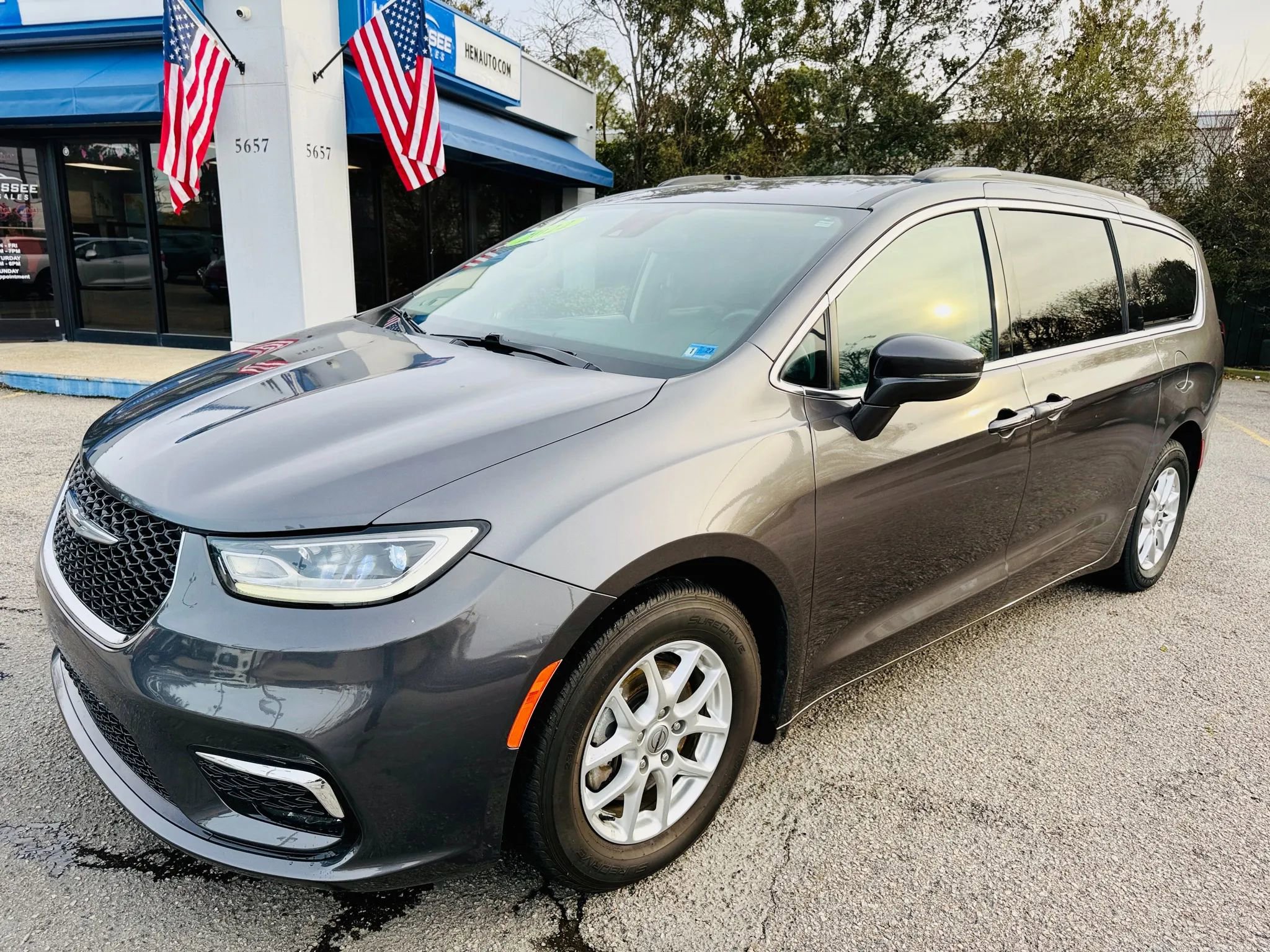 Used 2022 Chrysler Pacifica Touring-L FWD image 28