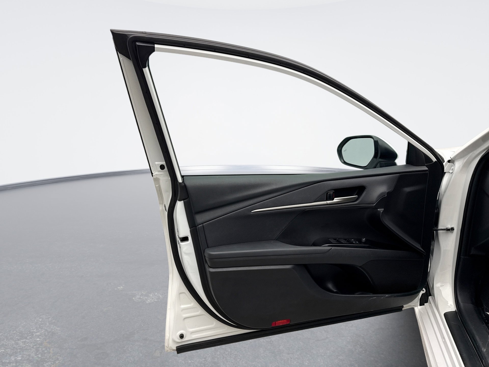 Used 2025 Toyota Camry SE w/ Multimedia Upgrade Package image 9