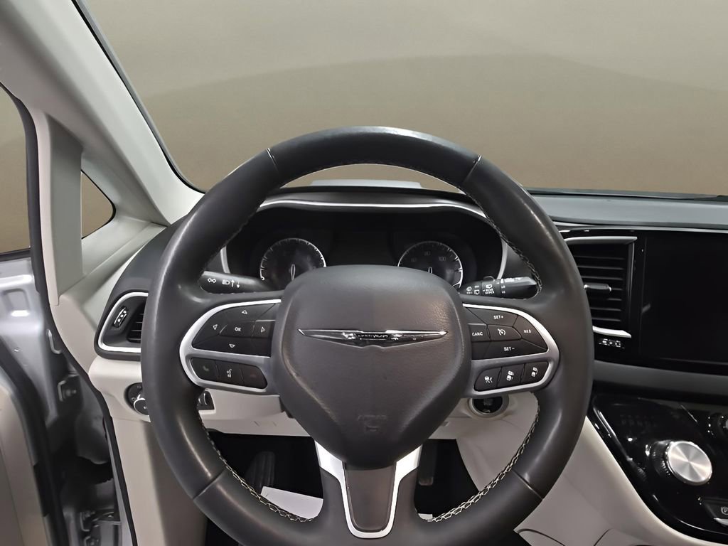 Used 2024 Chrysler Pacifica Touring-L image 24