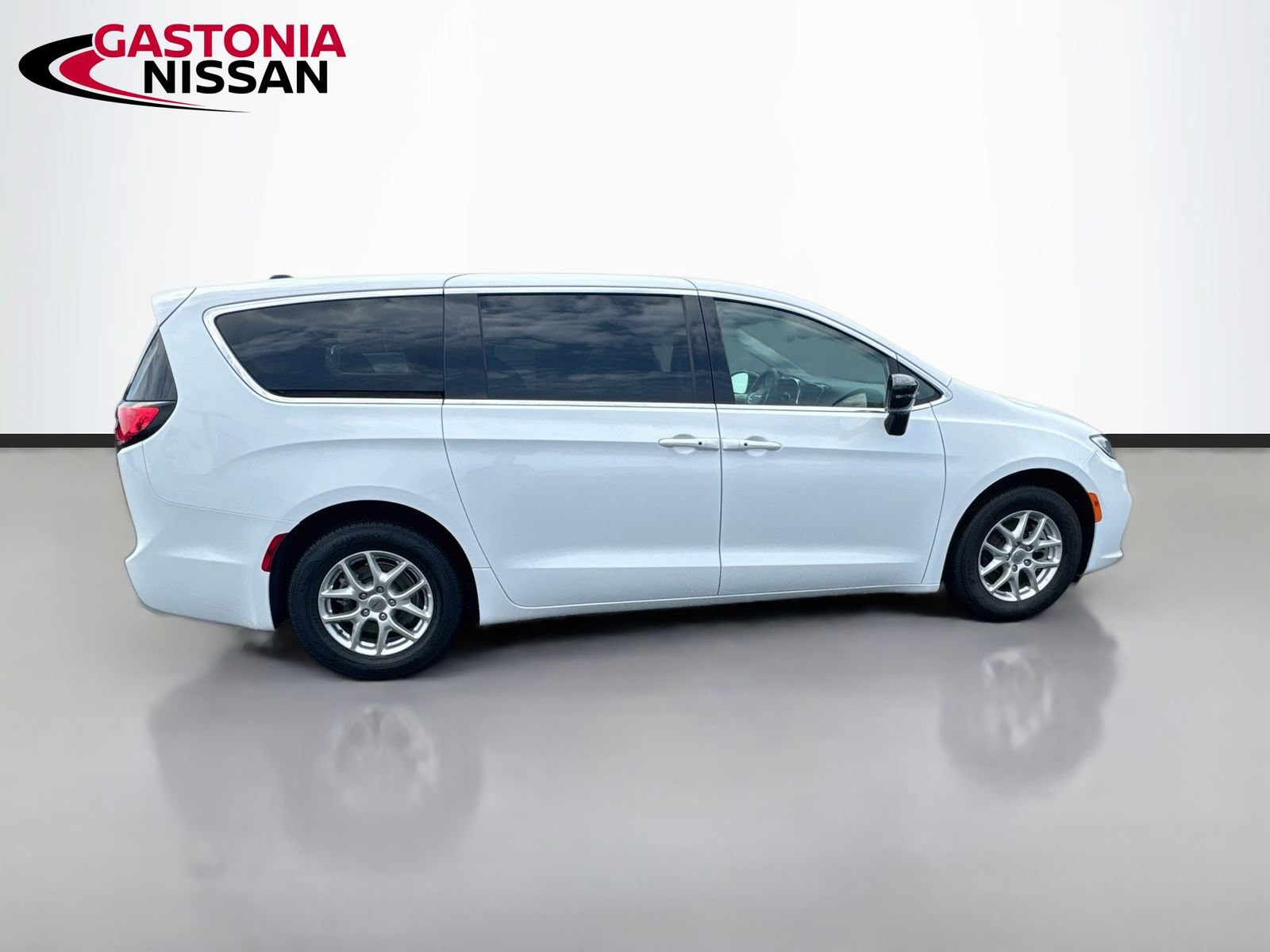 Used 2024 Chrysler Pacifica Touring-L FWD image 10