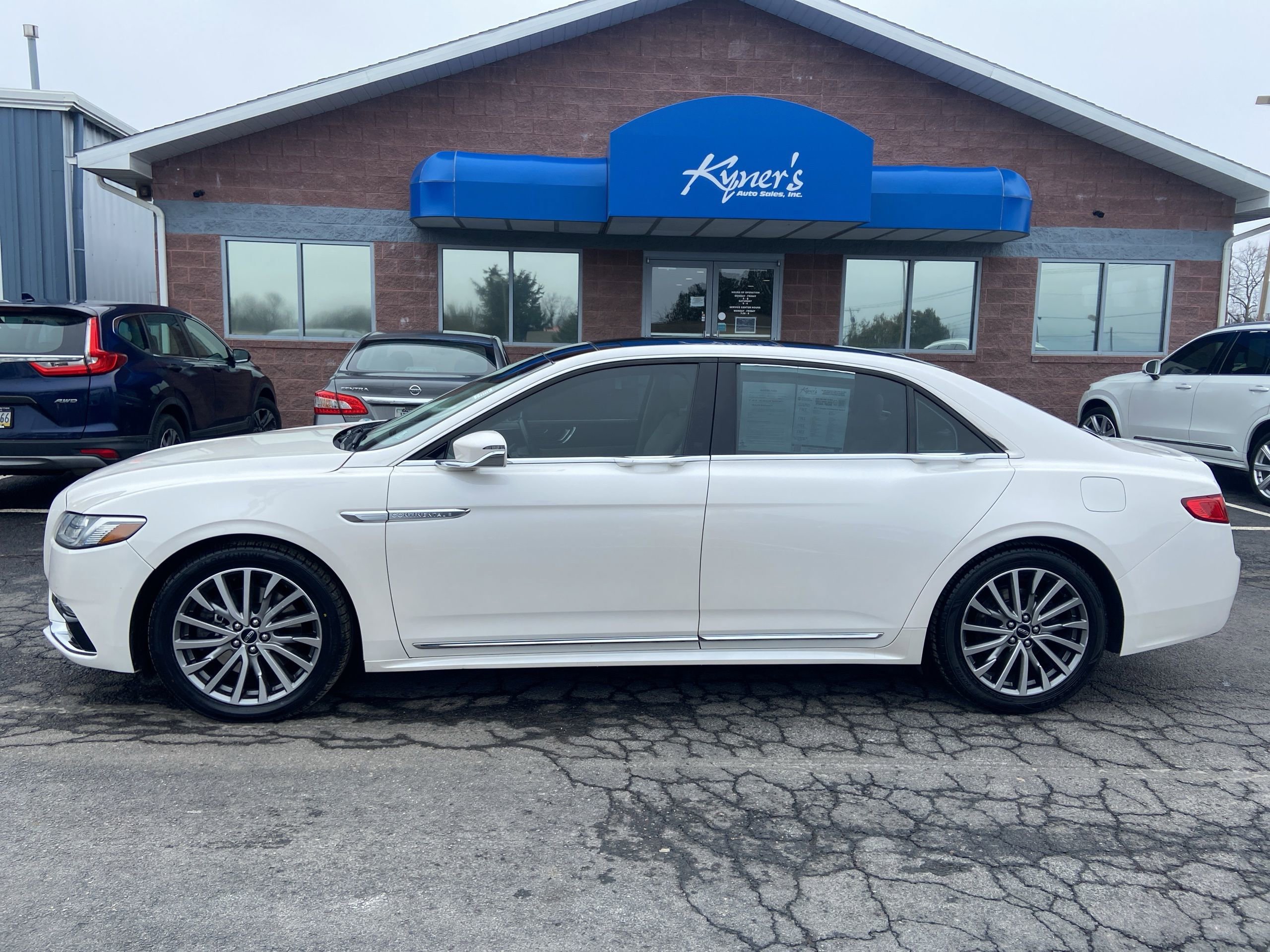 Used 2017 Lincoln Continental Select w/ Continental Climate Package image 3