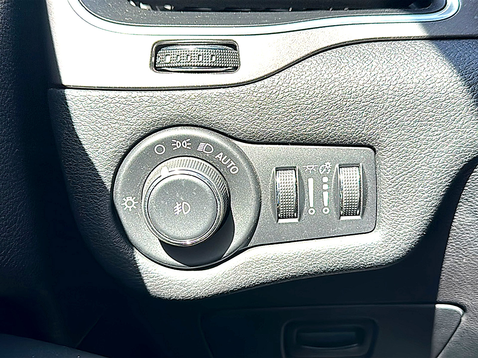 Used 2020 Jeep Cherokee Latitude Plus FWD image 36