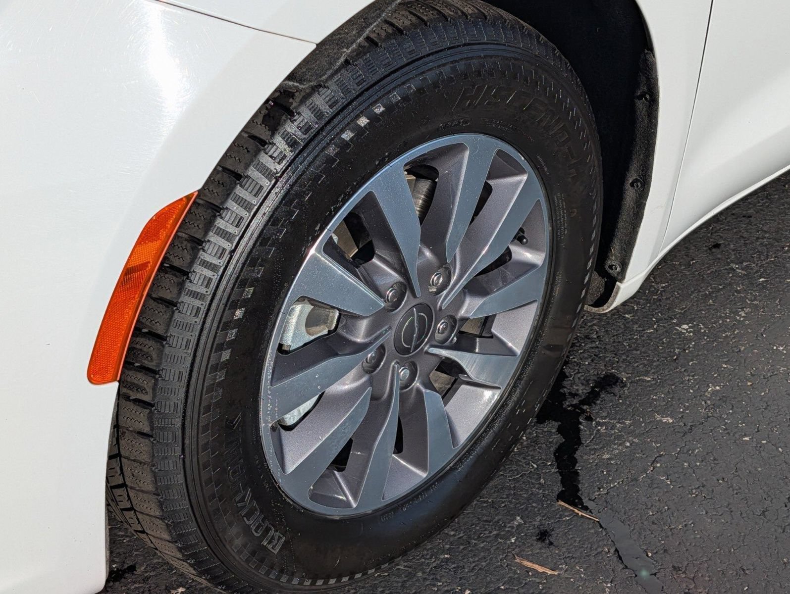 Used 2023 Chrysler Pacifica Touring-L FWD image 17