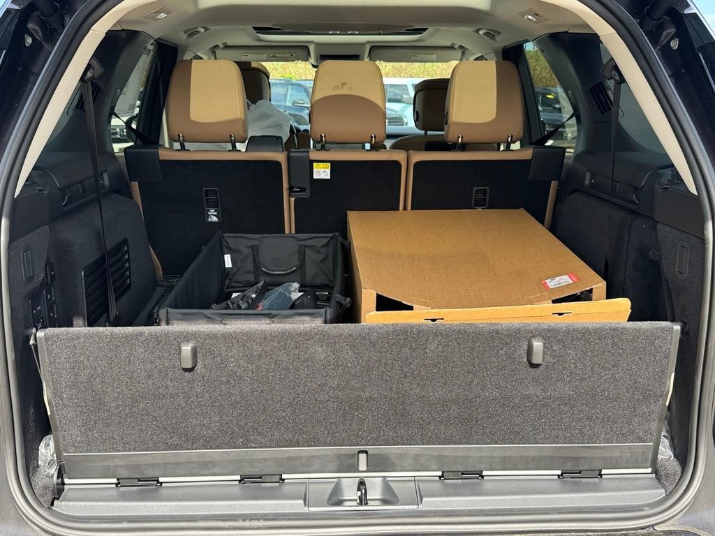 New 2026 Land Rover Discovery Limited Edition AWD/4WD image 5