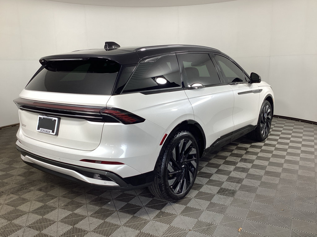 Used 2025 Lincoln Nautilus Reserve AWD/4WD image 2