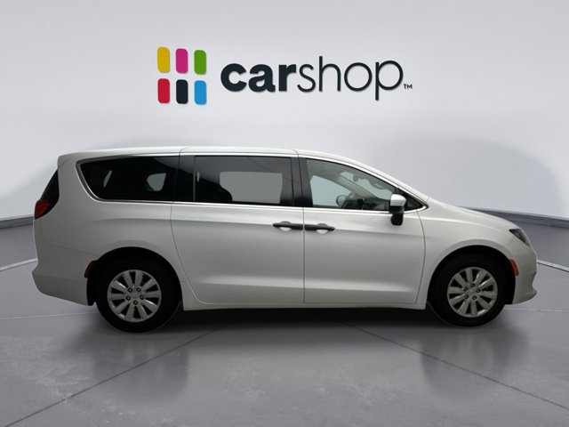 Used 2021 Chrysler Voyager L image 4