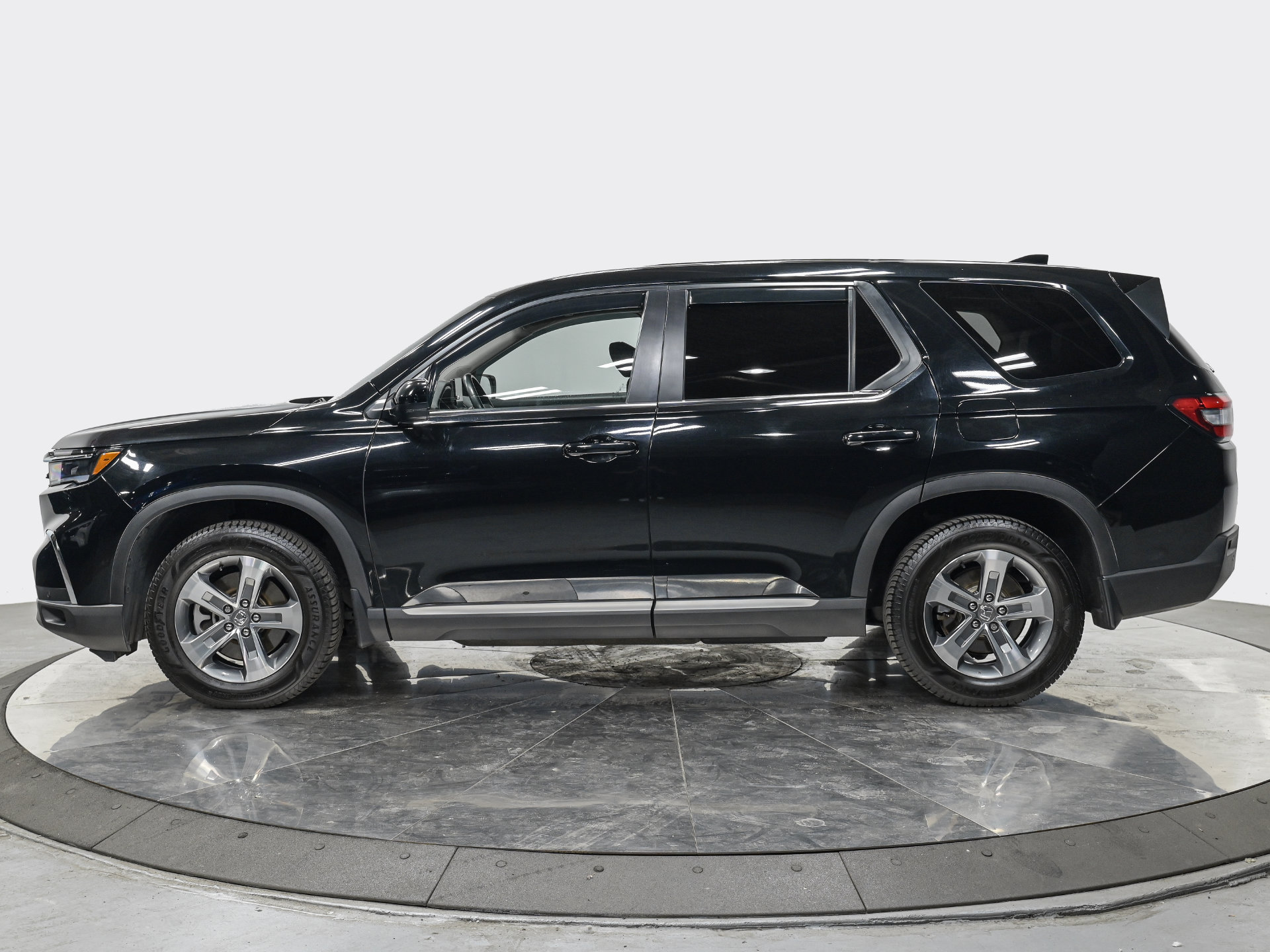 Used 2025 Honda Pilot EX-L image 2