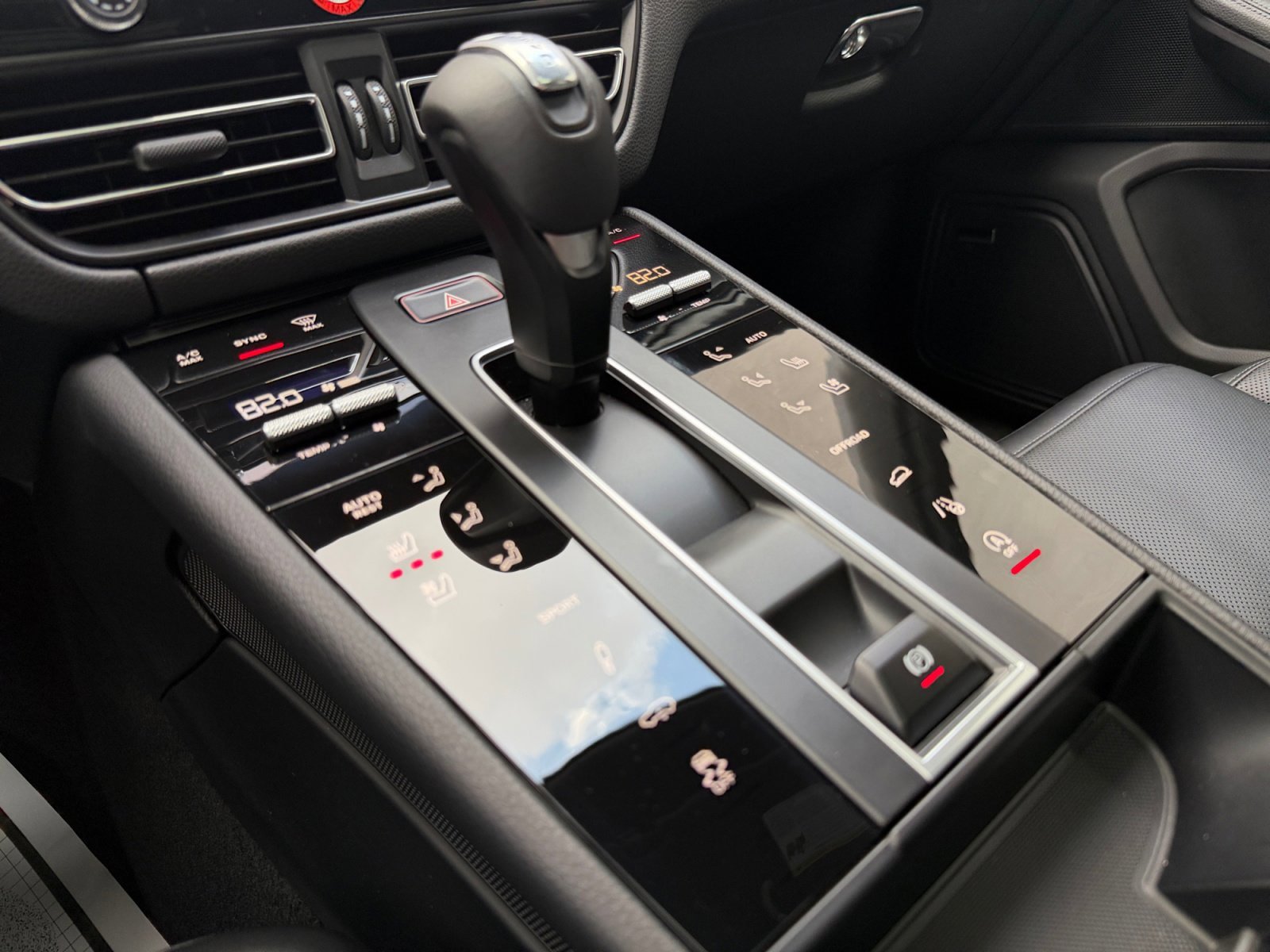 Certified 2025 Porsche Macan AWD/4WD image 22
