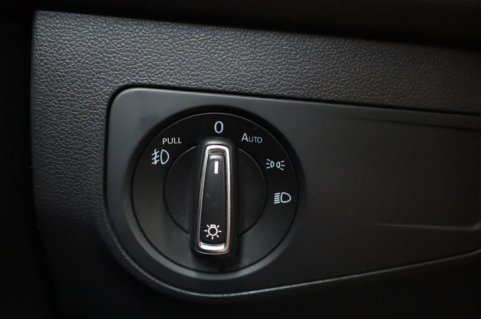 Used 2018 Volkswagen Tiguan SEL AWD/4WD image 36