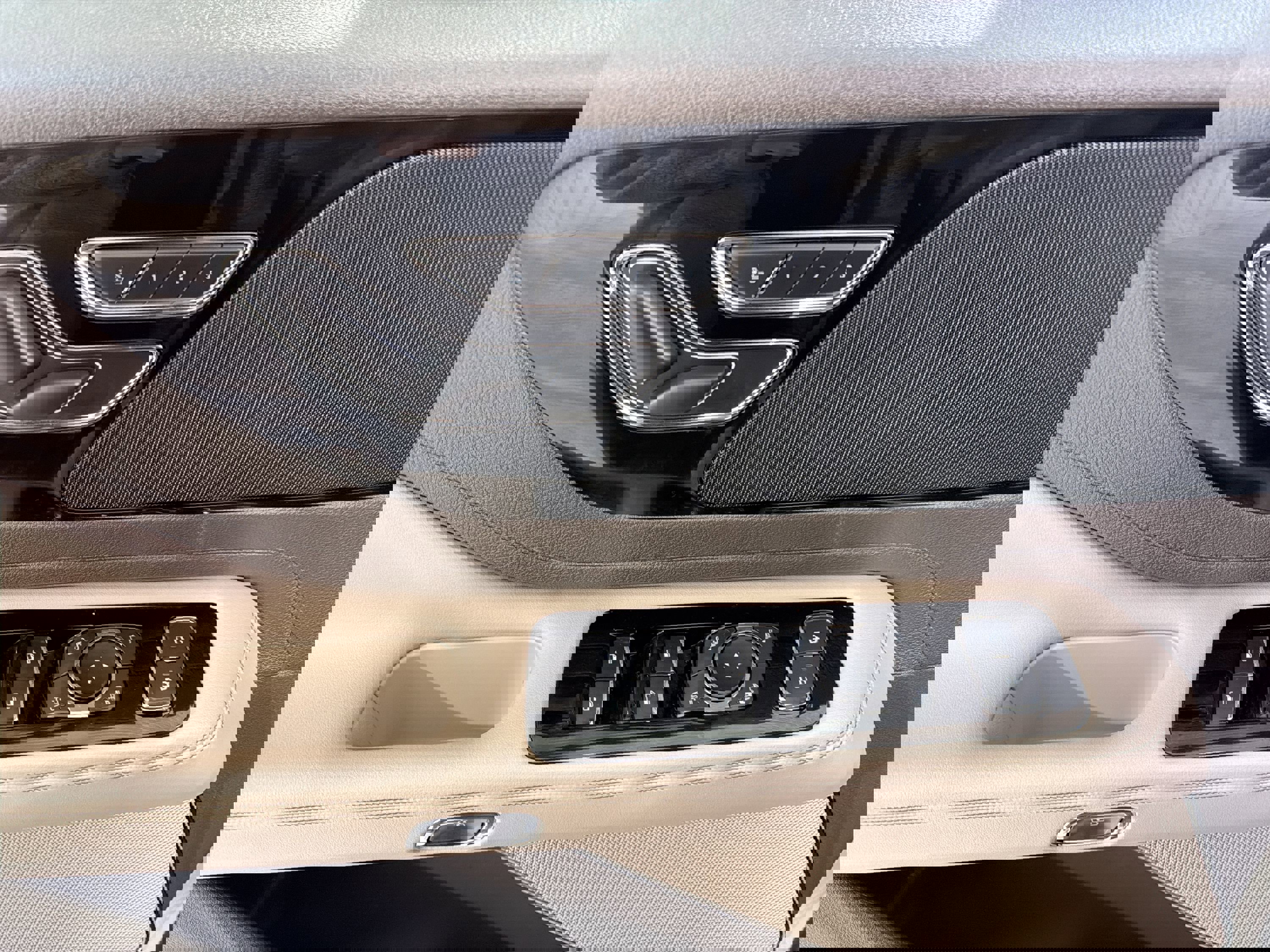 Used 2023 Lincoln Aviator AWD w/ Premium Package image 12