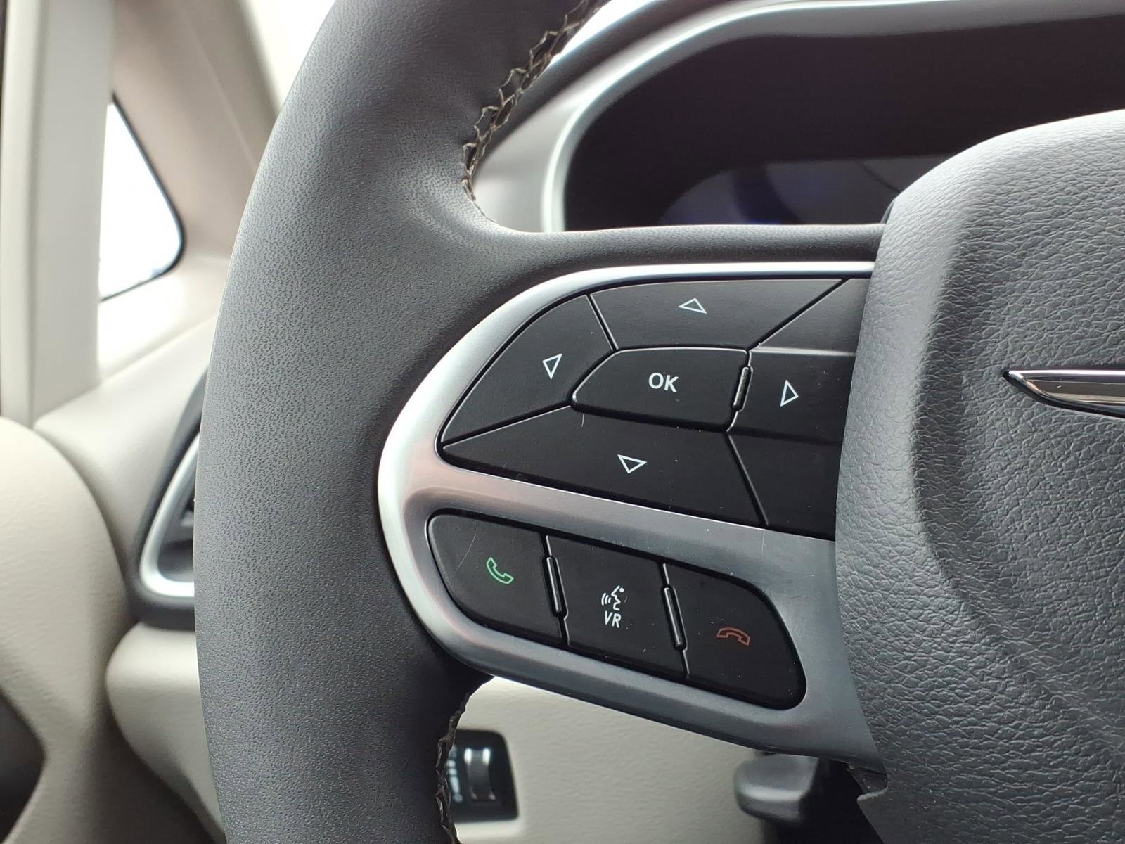 Used 2024 Chrysler Pacifica Touring-L image 26