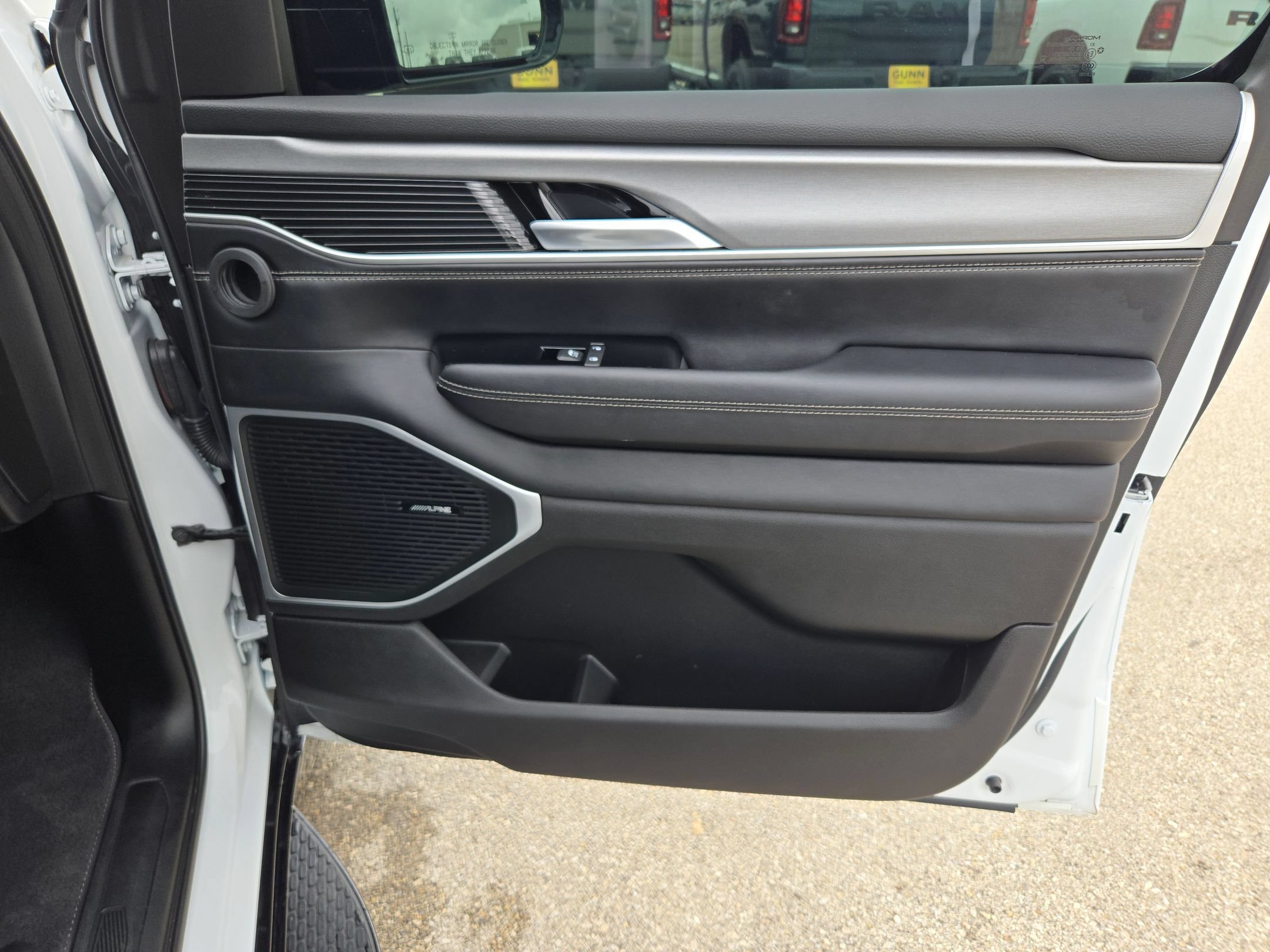 Used 2025 Jeep Wagoneer Series II AWD/4WD image 30
