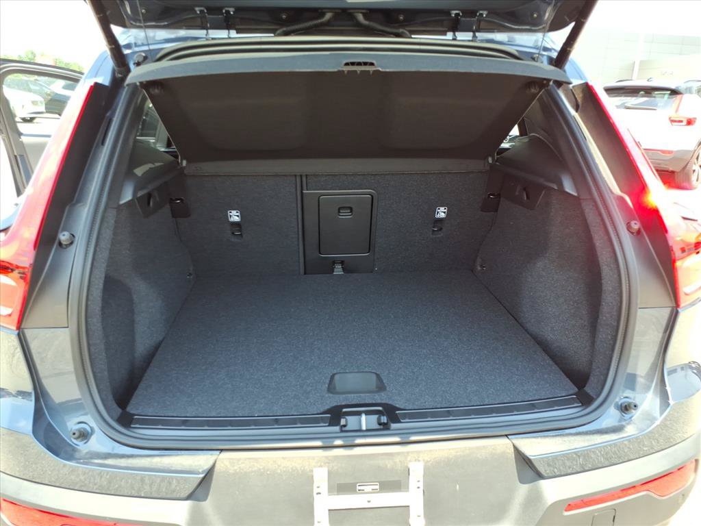New 2026 Volvo XC40 B4 Core w/ Climate Package FWD image 14