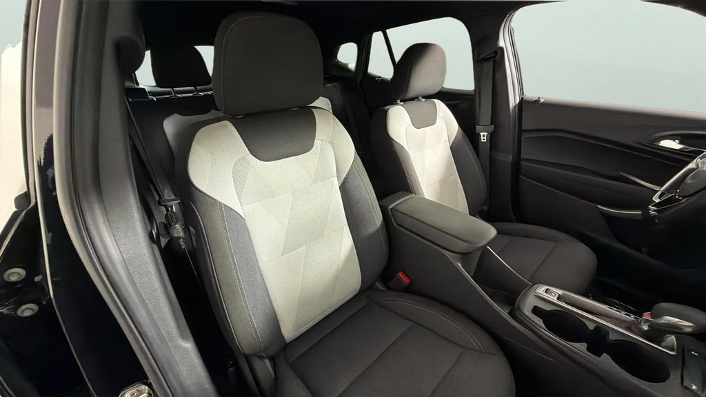 Used 2024 Chevrolet Trax RS w/ Sunroof Package FWD image 28