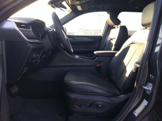 New 2025 Jeep Grand Cherokee Laredo image 2