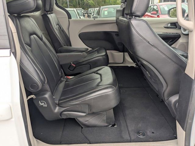 Used 2023 Chrysler Pacifica Touring-L image 26