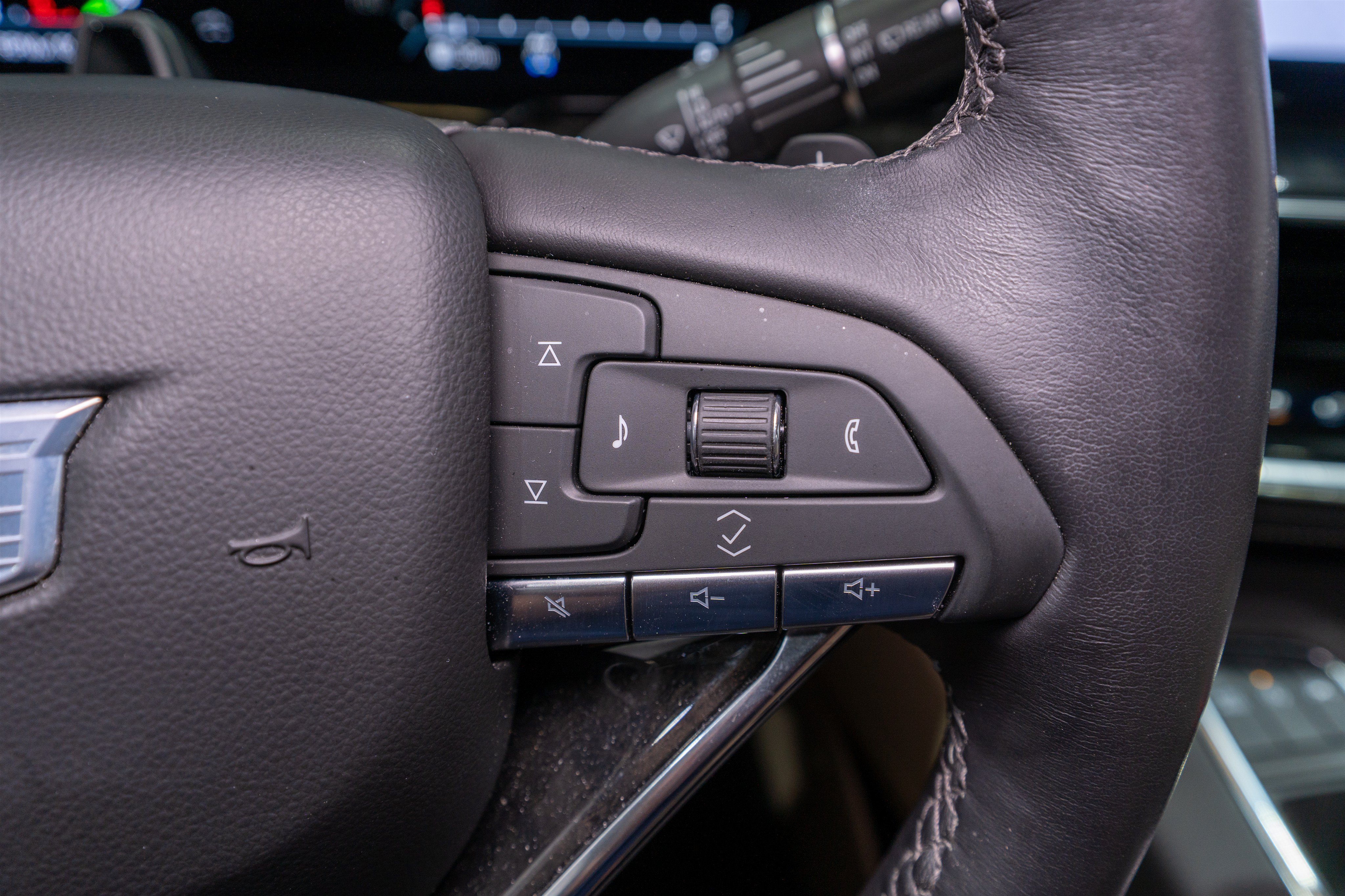 Used 2024 Cadillac Escalade Premium Luxury w/ Performance Package AWD/4WD image 29