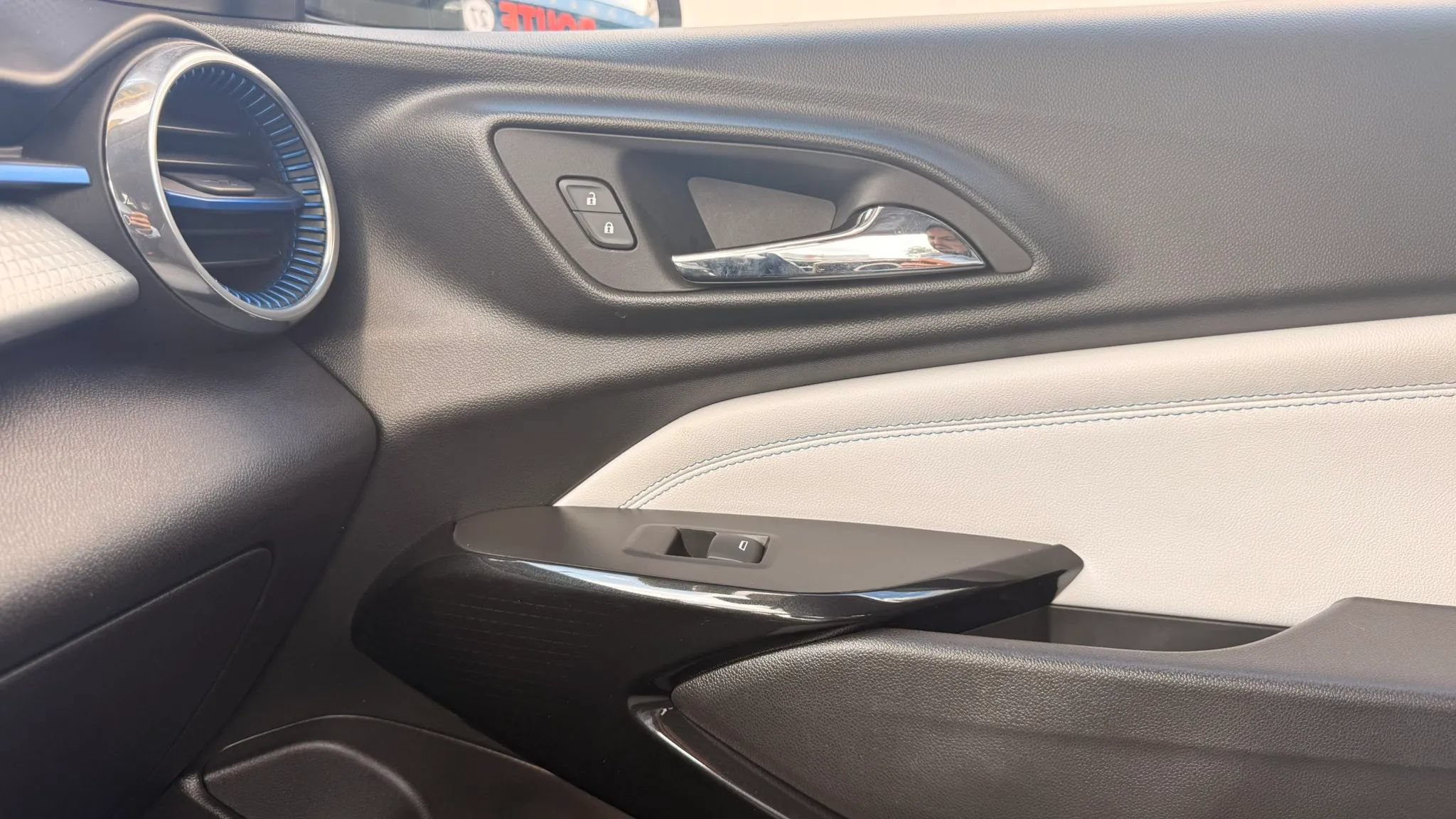 Used 2025 Chevrolet Trax LT FWD image 23