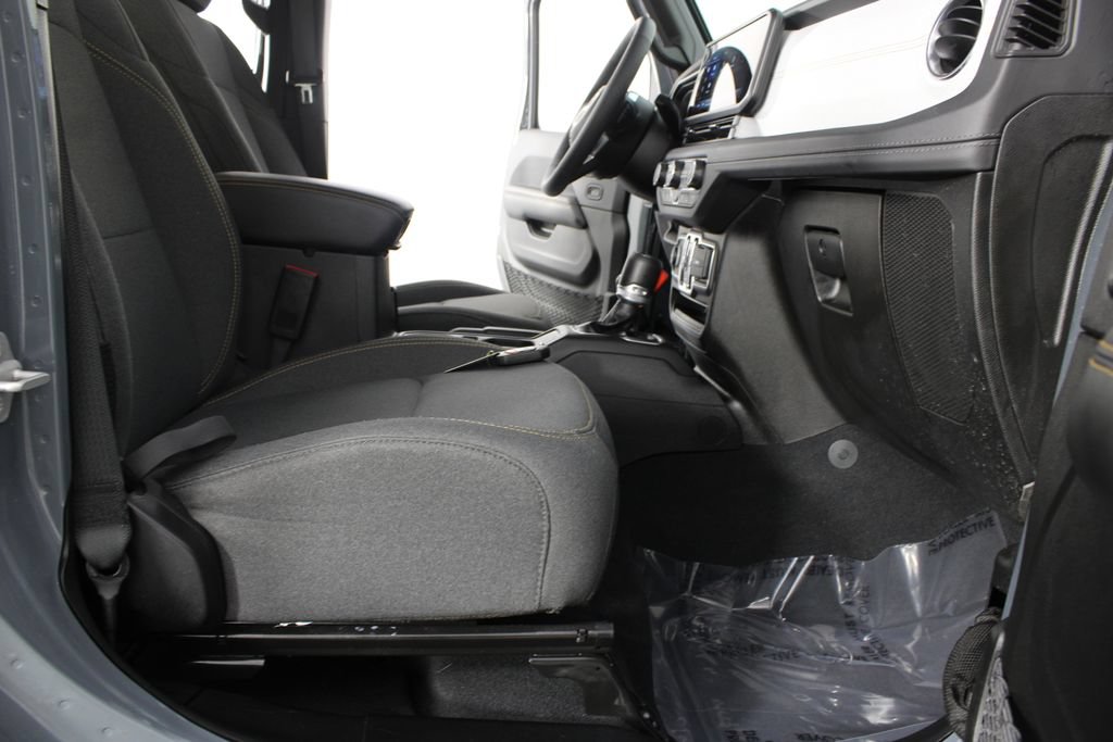 Used 2025 Jeep Wrangler Unlimited Sahara w/ Safety Group AWD/4WD image 19