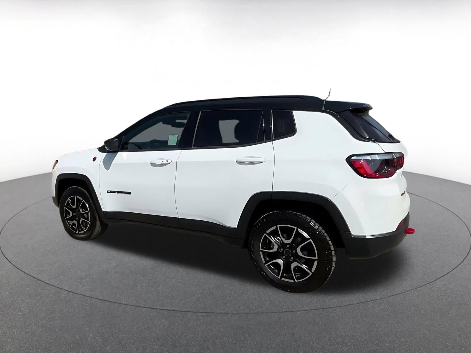Used 2025 Jeep Compass Trailhawk AWD/4WD image 9