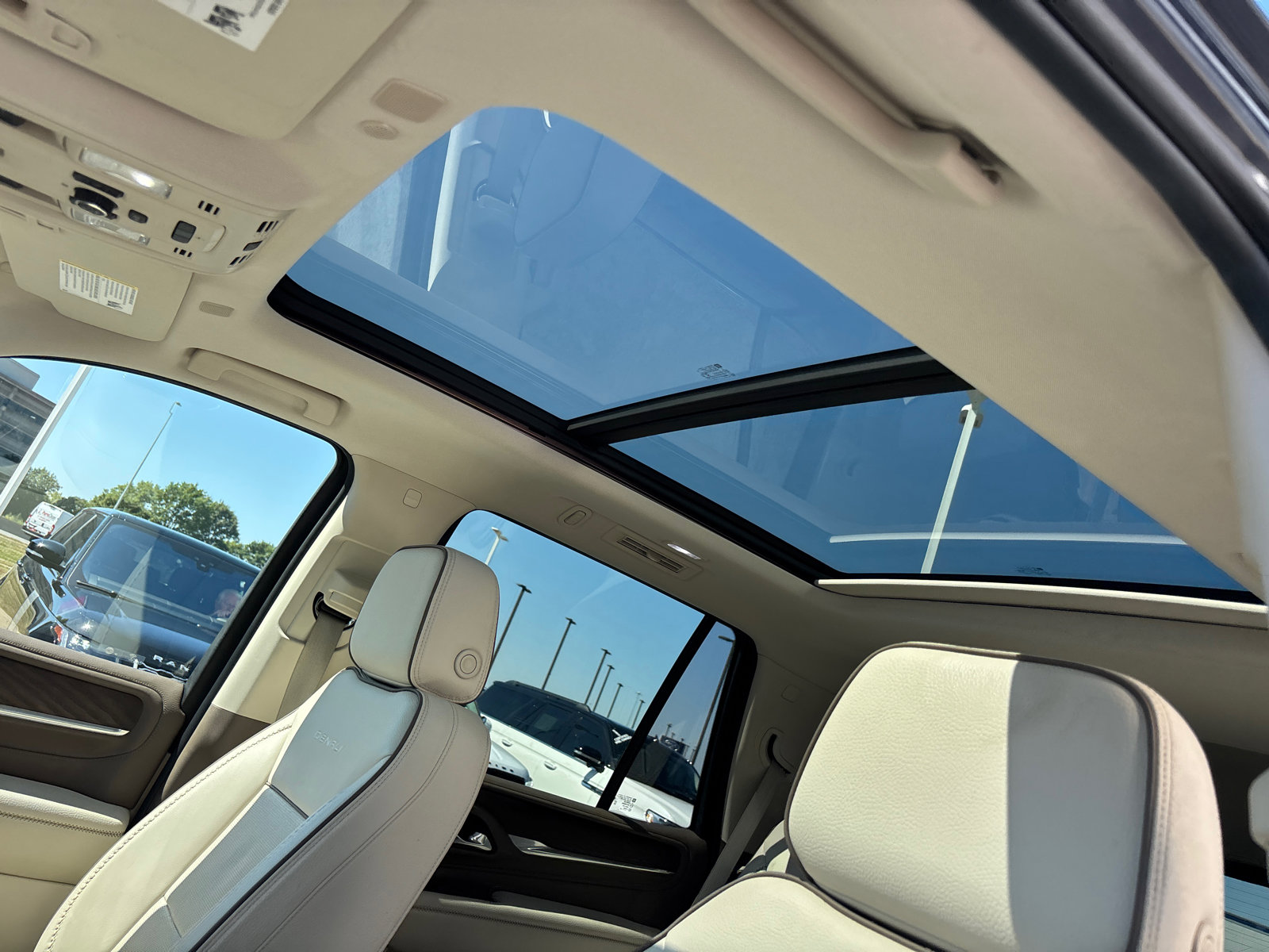 Used 2021 GMC Yukon Denali w/ Denali Premium Package image 26