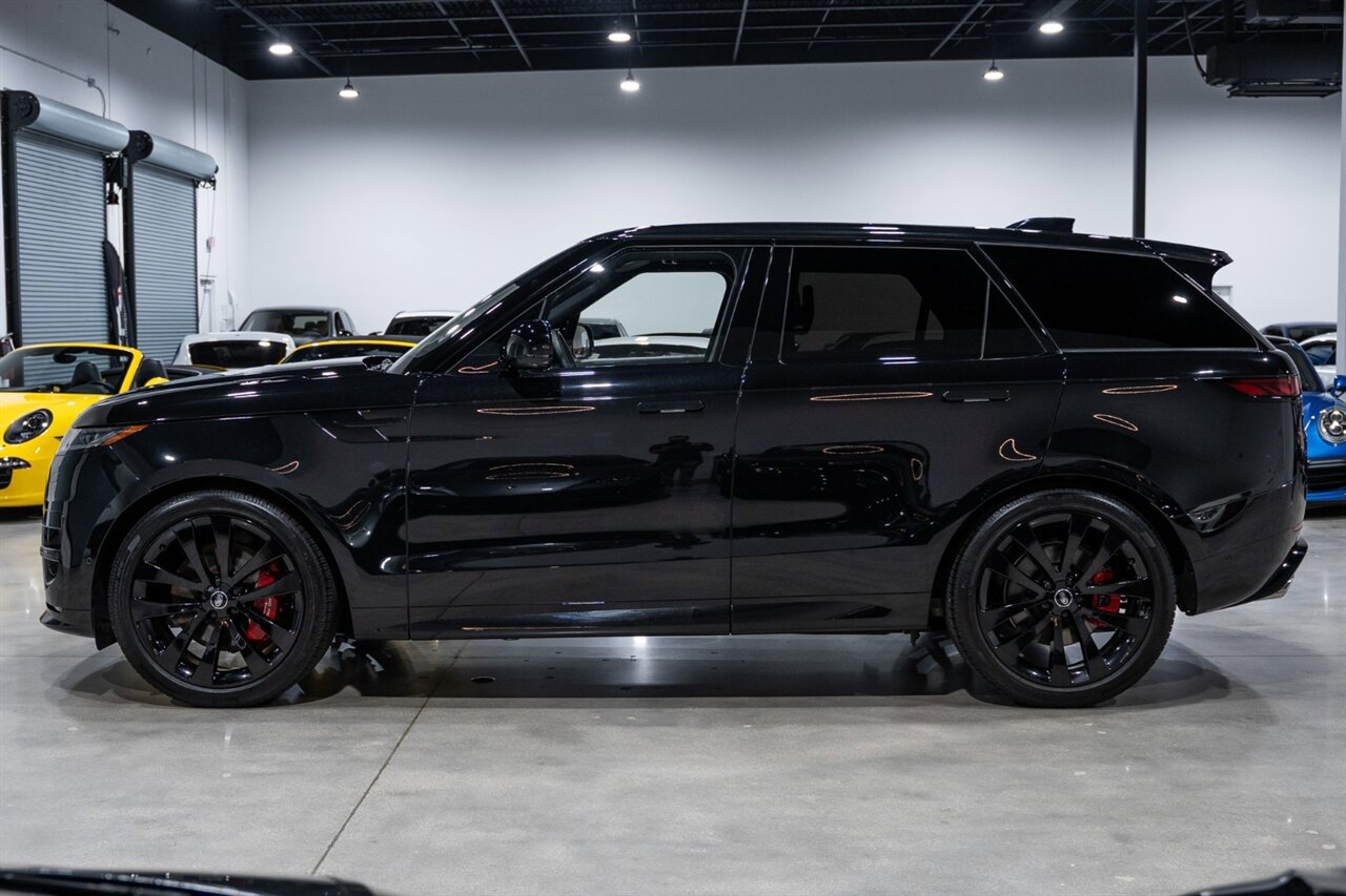 Used 2025 Land Rover Range Rover Sport Dynamic SE image 3