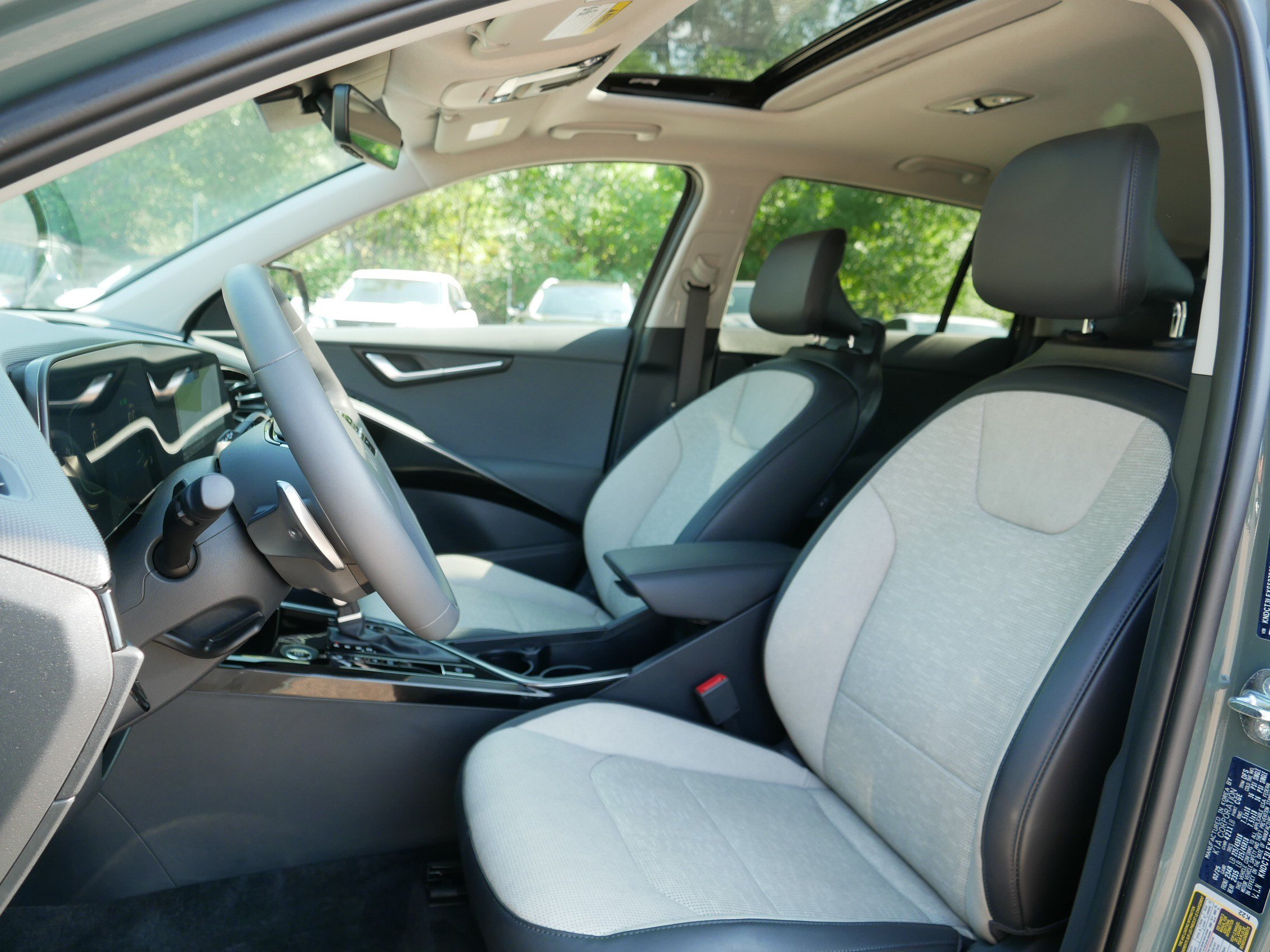 Certified 2025 Kia Niro SX Touring FWD image 34