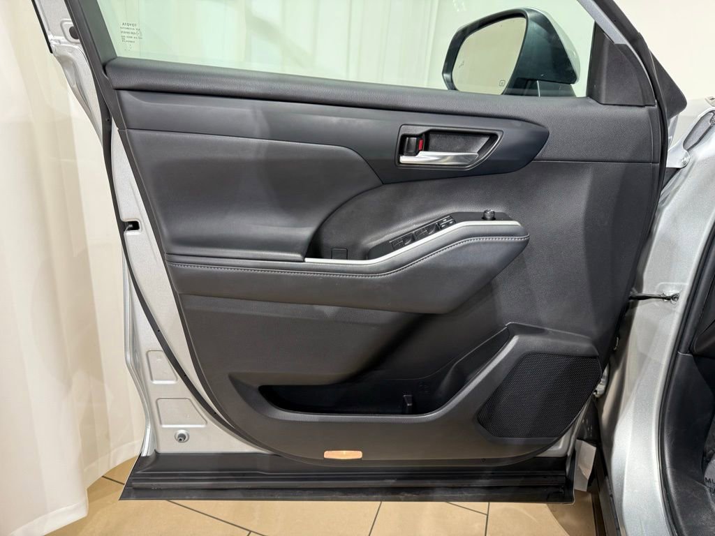 Used 2022 Toyota Highlander XLE image 15