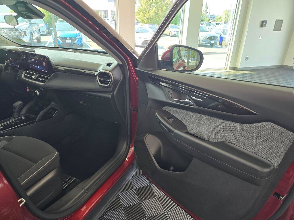 Used 2025 Chevrolet TrailBlazer LT AWD/4WD image 41