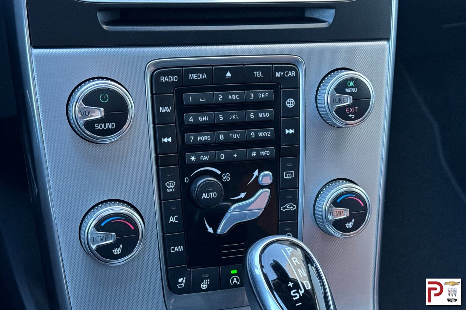 Used 2018 Volvo V60 T5 Cross Country image 25