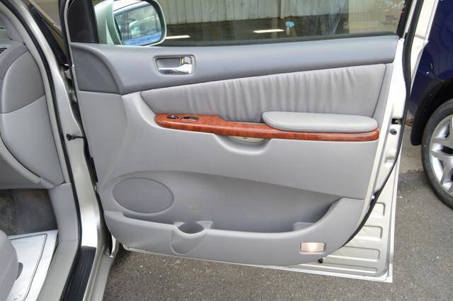 Used 2004 Toyota Sienna XLE Limited w/ Limited Pkg 5 FWD image 32