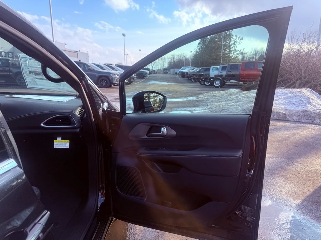 New 2026 Chrysler Pacifica Select FWD image 27