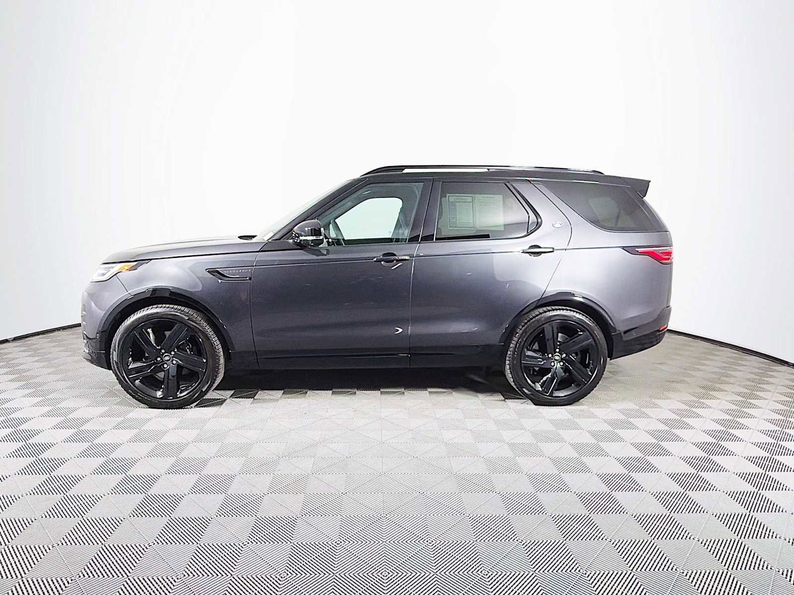 Used 2025 Land Rover Discovery Metropolitan Edition image 8