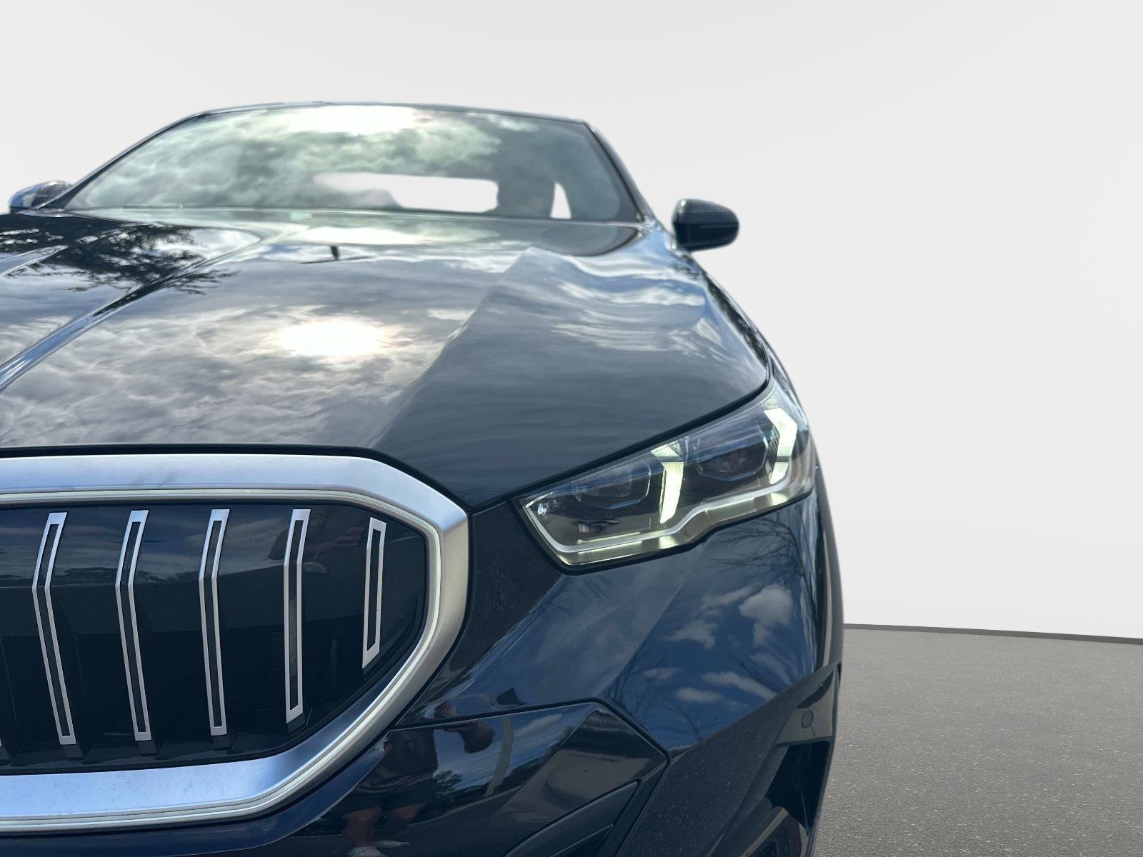 Used 2025 BMW 530i w/ M Sport Package image 9