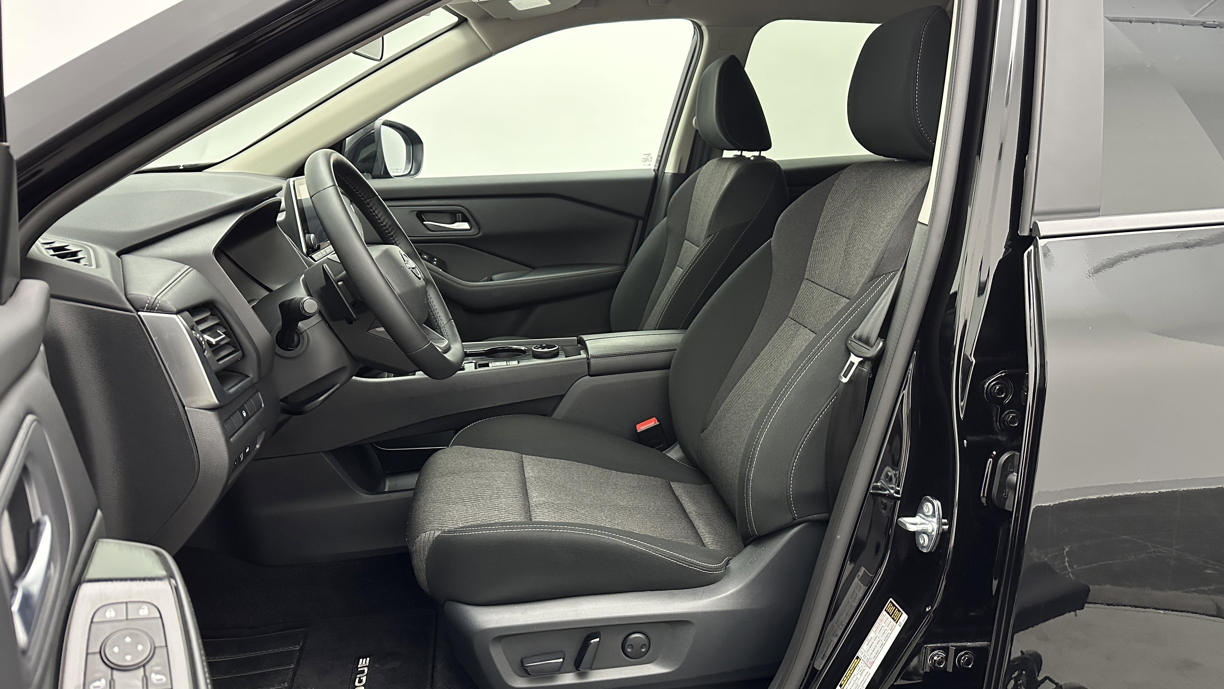 Used 2025 Nissan Rogue SV image 13