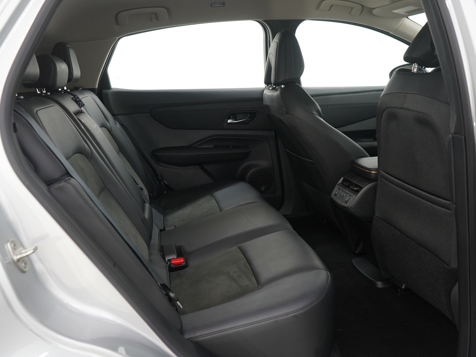 Used 2023 Nissan Ariya AWD image 12