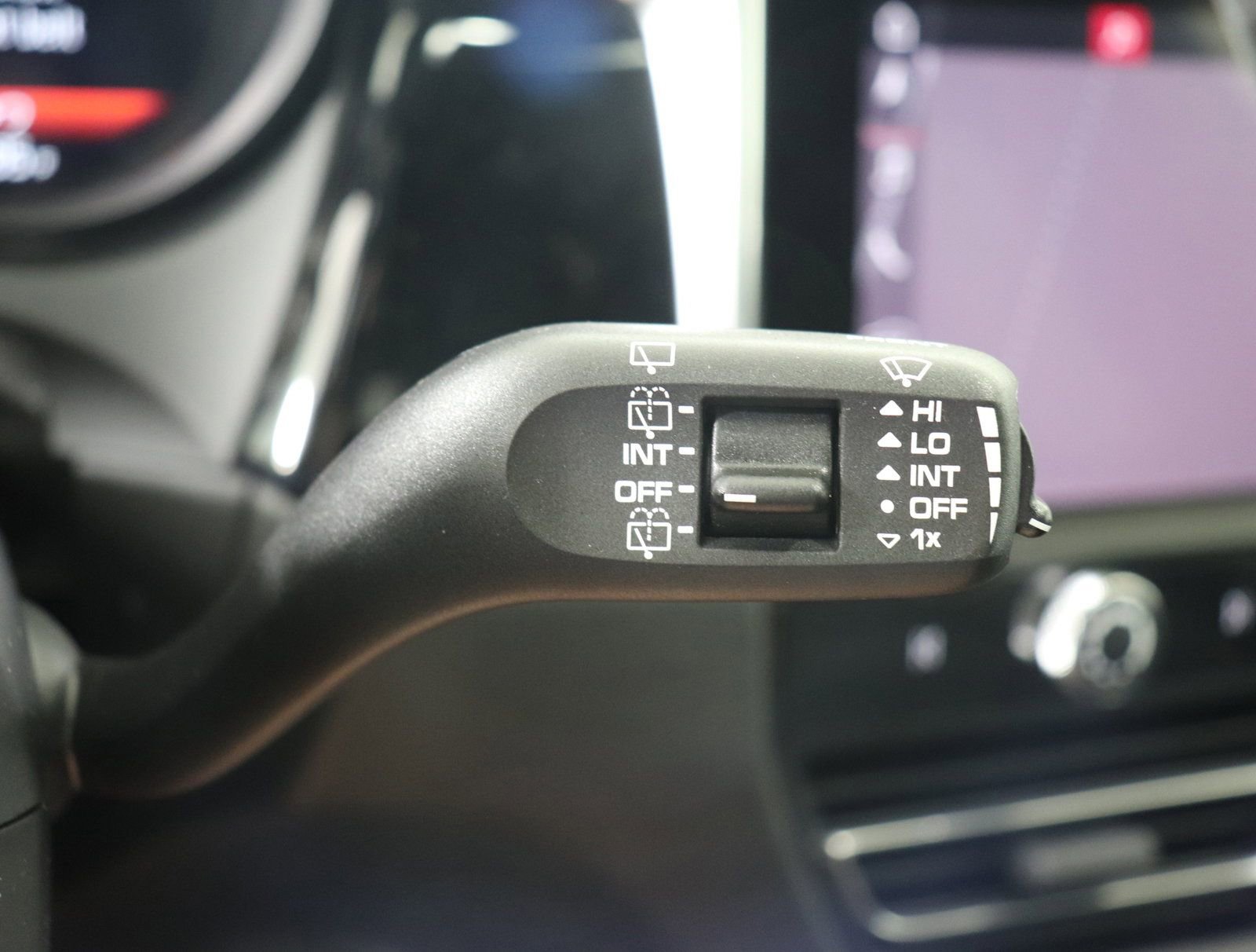 Certified 2025 Porsche Macan AWD/4WD image 36