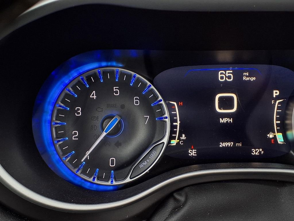 Used 2025 Chrysler Pacifica Select image 22