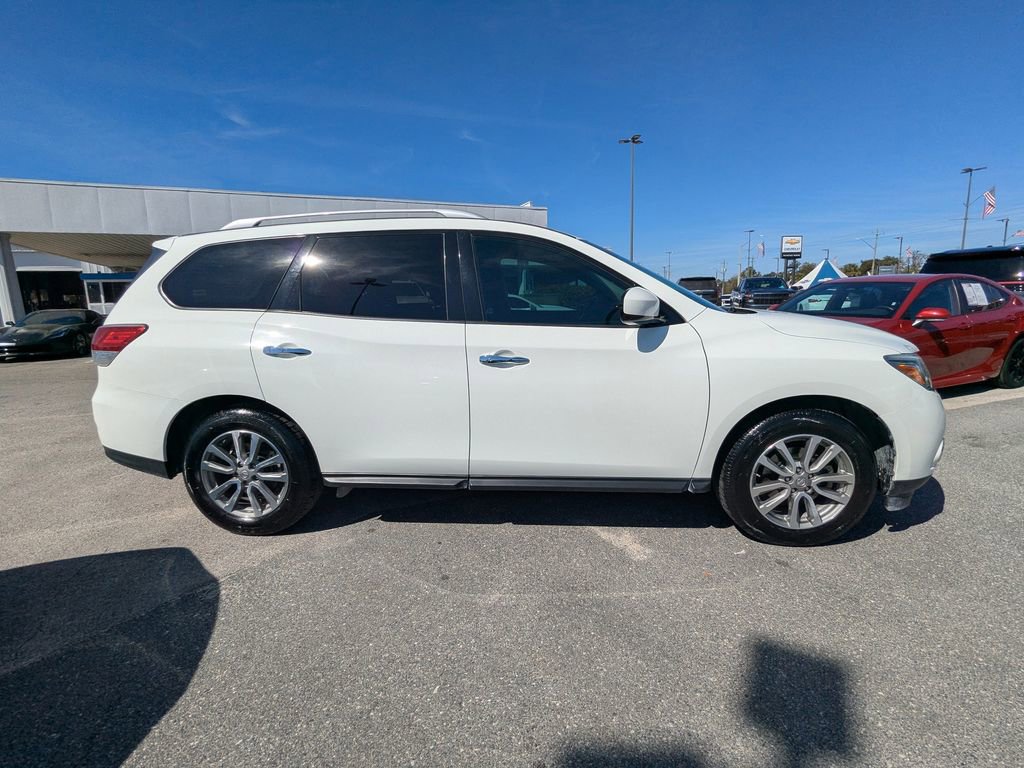 Used 2016 Nissan Pathfinder SV image 2