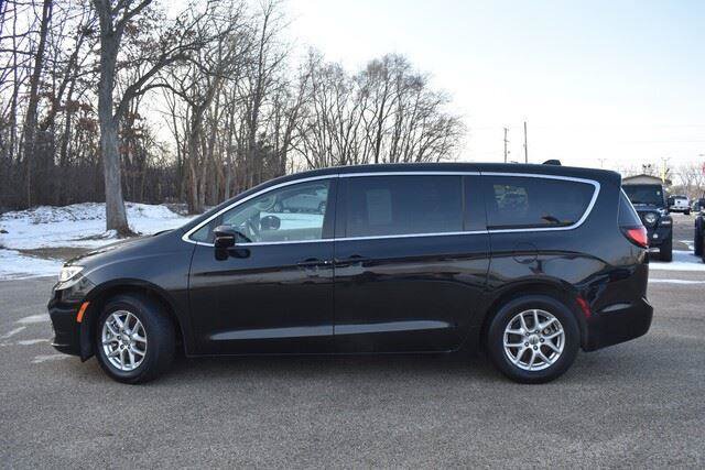 Used 2024 Chrysler Pacifica Touring-L FWD image 3
