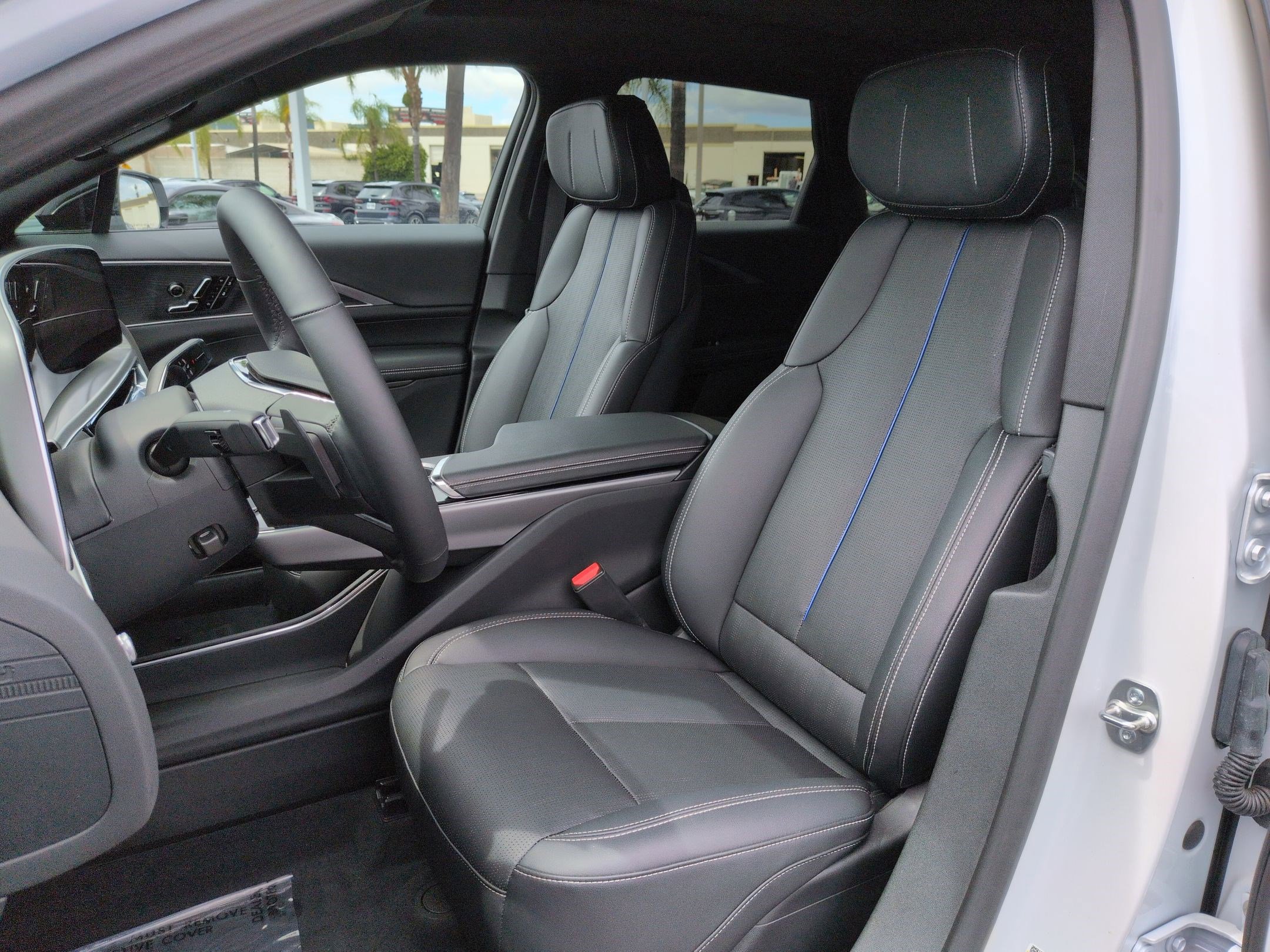 Used 2025 Cadillac Lyriq Luxury image 16