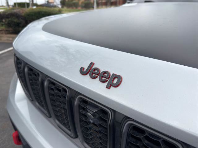Used 2022 Jeep Grand Cherokee Trailhawk AWD/4WD image 14