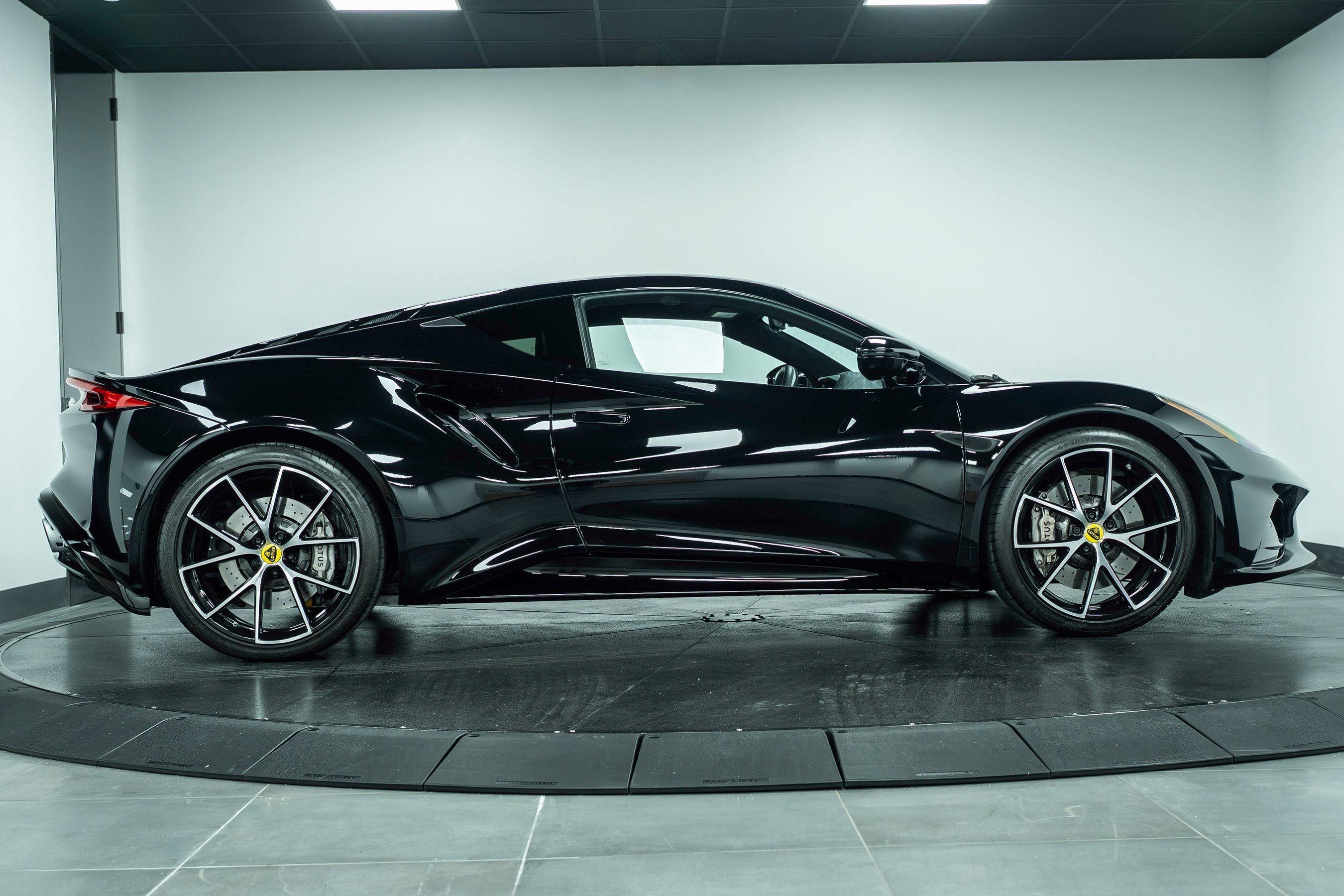 New 2025 Lotus Emira image 5