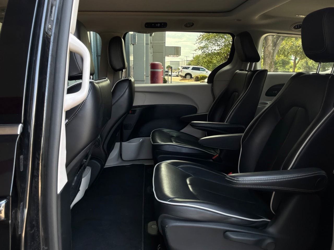 Used 2023 Chrysler Pacifica Limited FWD image 14