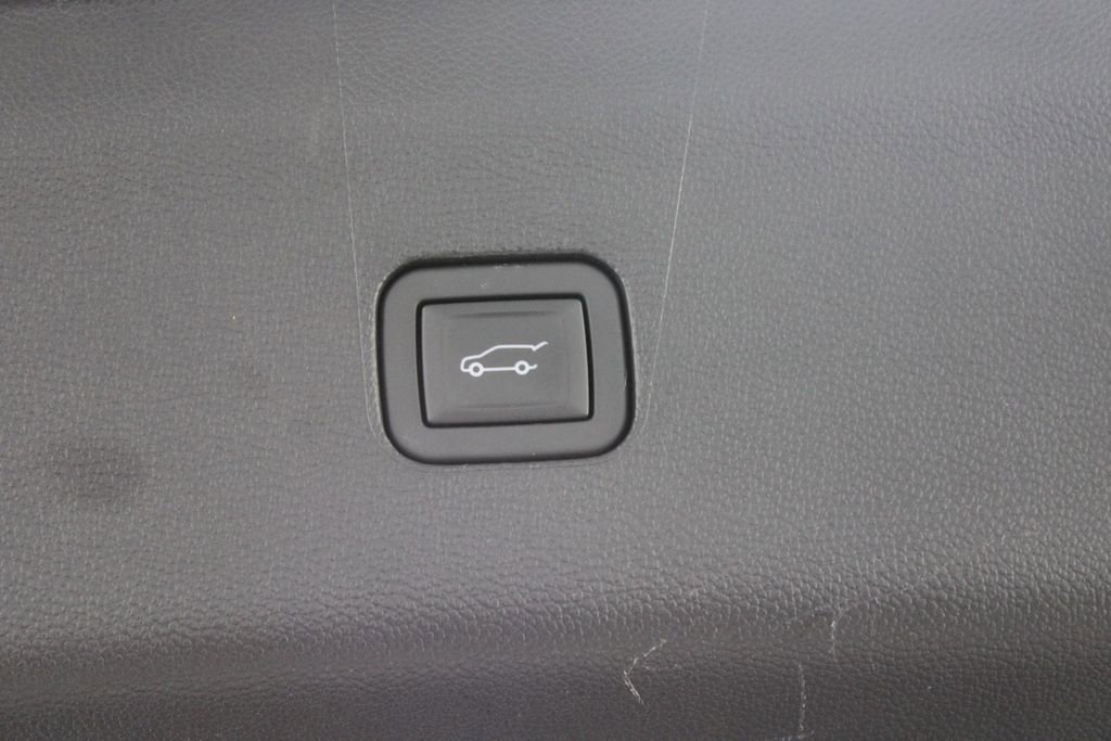 Used 2024 Buick Enclave Essence w/ Technology Package image 16