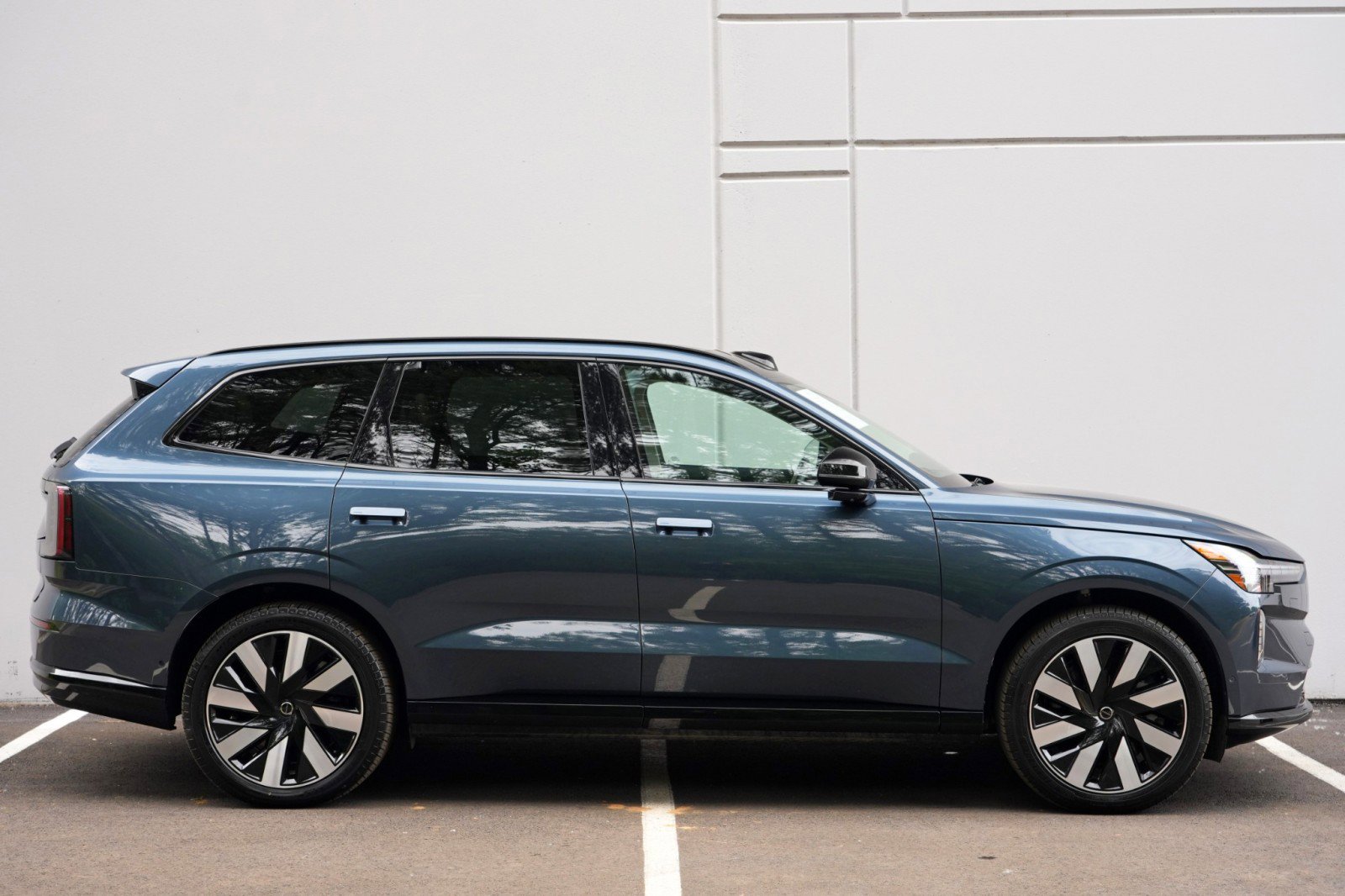 Used 2025 Volvo EX90 Plus AWD/4WD image 53
