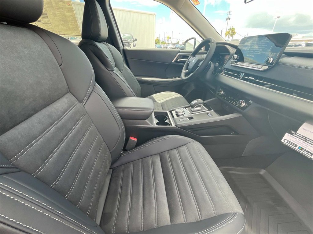 New 2025 Mitsubishi Outlander SE image 18