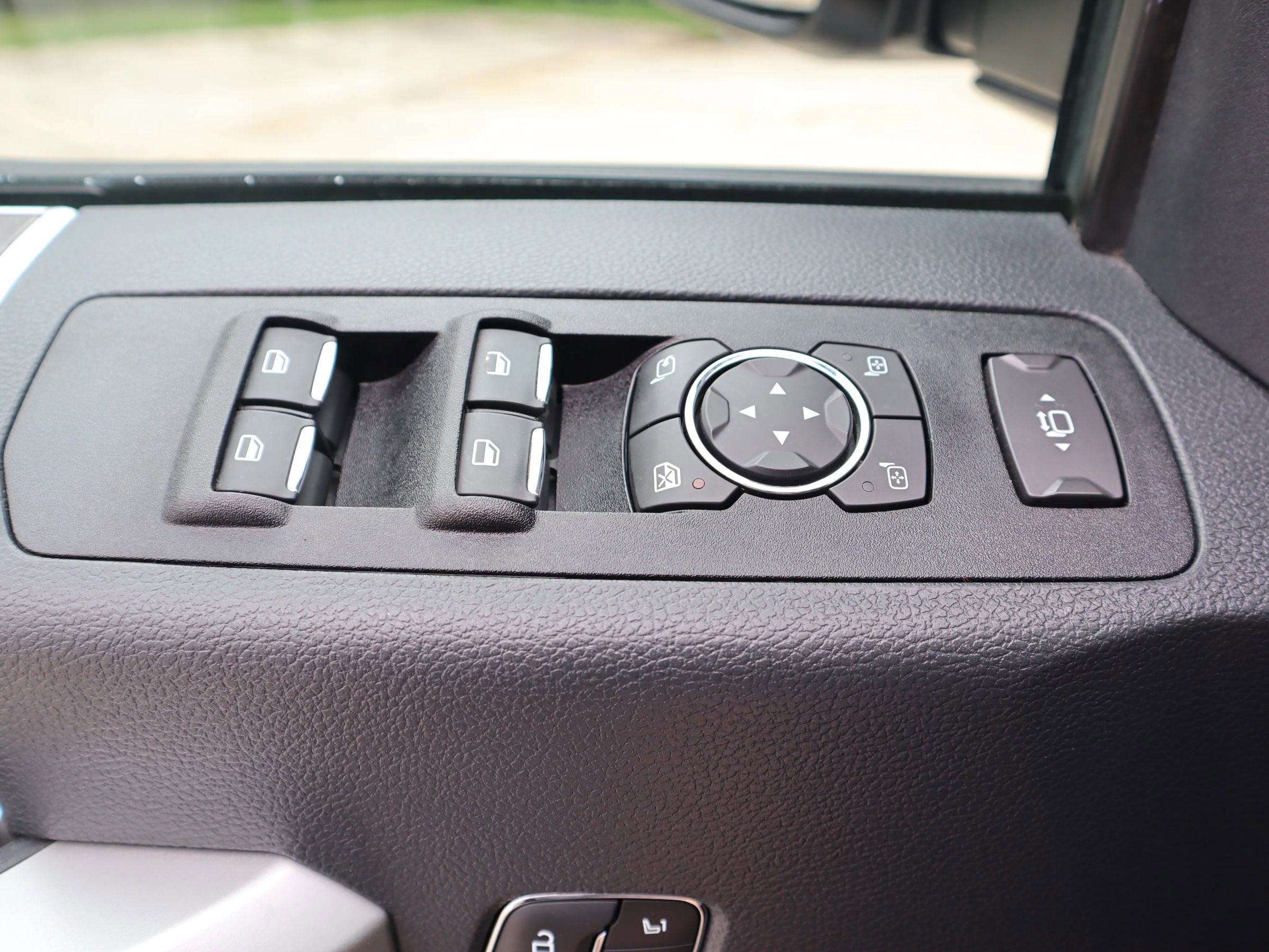 Used 2022 Ford F350 Lariat w/ Tremor Off-Road Package image 23