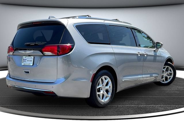 Used 2020 Chrysler Pacifica Touring-L w/ Tire & Wheel Group FWD image 5