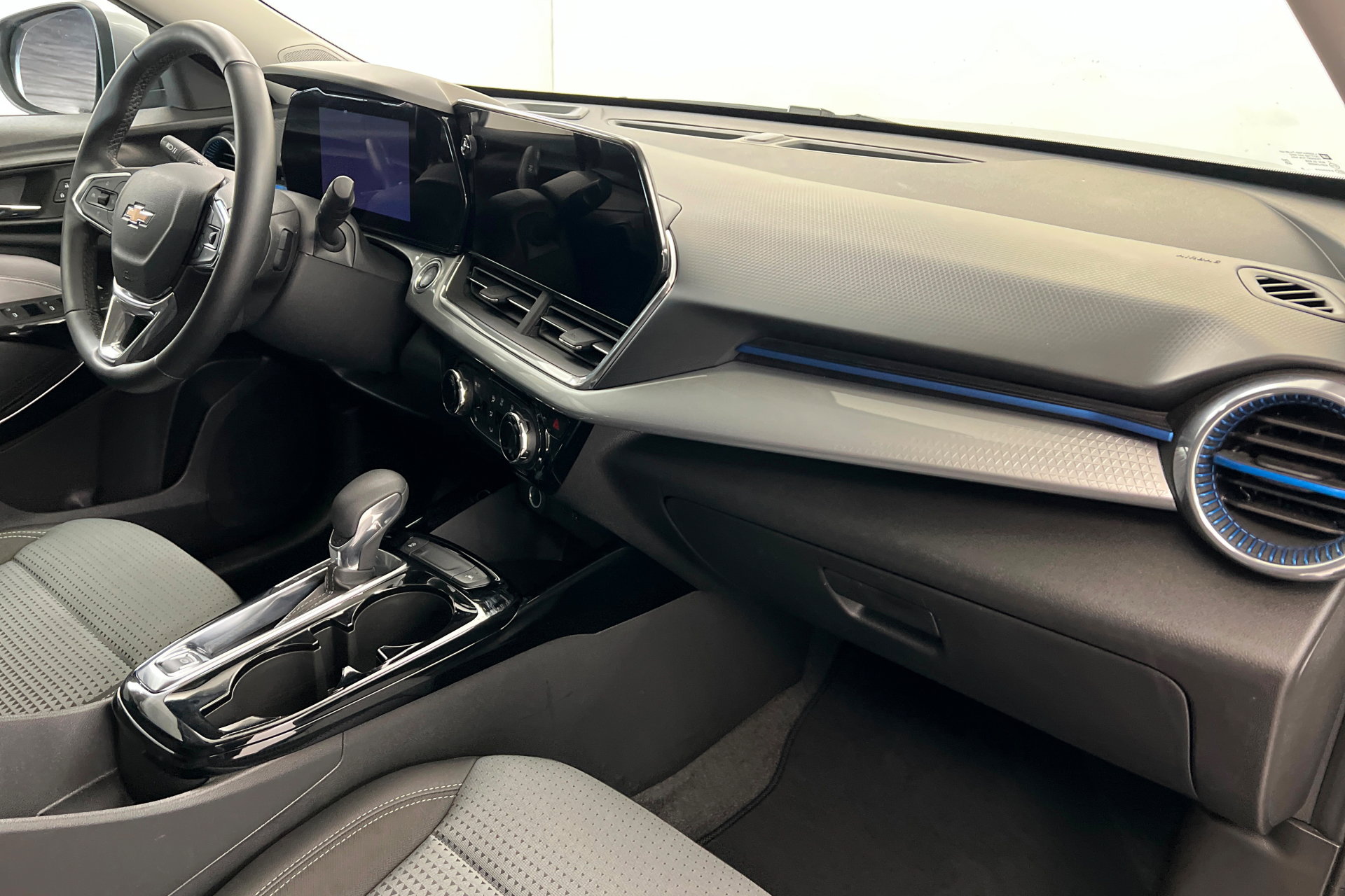 Used 2025 Chevrolet Trax LT w/ LT Convenience Package FWD image 25